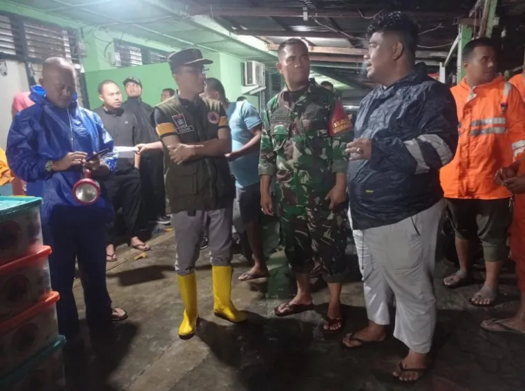 Kepala BPBD Padang, Hendri Zulviton mendampingi Danrem 032/Wirabraja,  Fadly Amran bersama Danrem 032 Wirabraja Brigjen TNI Mahfud saat tinjau Asrama TNI AD Lapai, Kamis malam (27/3/2025). IST
