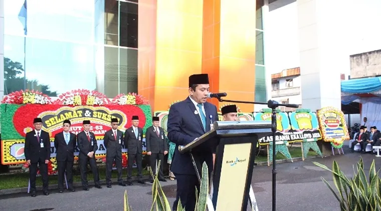 Direktur Utama Bank Nagari Gusti Candra saat membacakan amanat pada Upacara Peringatan HUT ke-63 Bank Nagari di Halaman Kantor Pusat Bank Nagari, Rabu (12/3/2025). IST