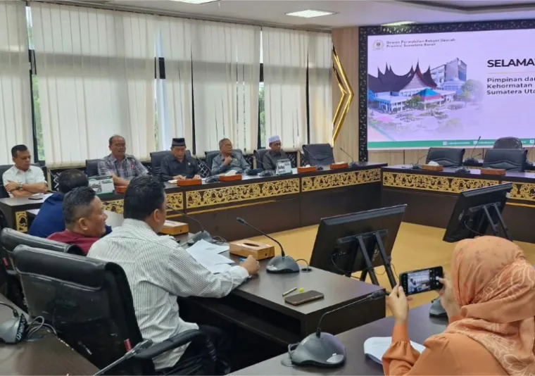 Ketua BK DPRD Sumbar, Bakri Bakar dan pimpinan lainnya saat menyambut kehadiran pimpinan dan anggota BK DPRD Sumut, Senin siang (17/3/2025). IST
