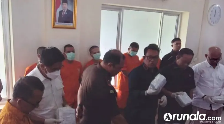 Kepala BNNP Sumbar, Brigjen Pol Riki Yunafri tunjukkan barang bukti narkoba hasil tangkapan jajarannya ketika prescon di BNNP, Kamis (20/3/2025). (dok : arunala.com)