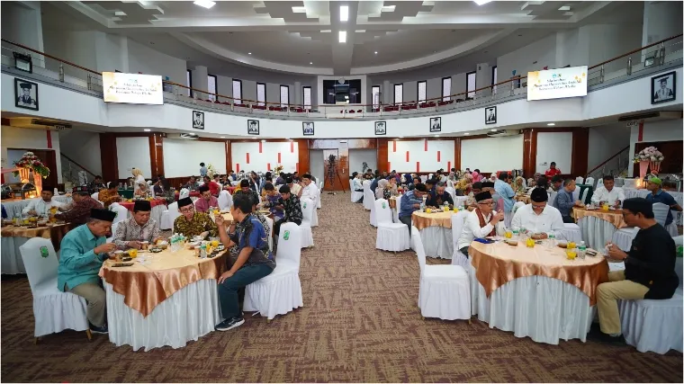 Suasana buka puasa bersama pimpinan Universitas Andalas dengan Media di Convention Hall Unand, Rabu (26/3/2025). Humas Unand