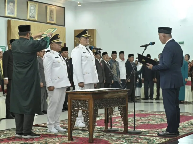 Gubernur Sumbar, Mahyeldi Ansharullah melantik Bupati dan Wakil Bupati Kabupaten Pasbar periode 2025-2030, Yulianto dan M Ihpan di Auditorium Istana Gubernuran, Selasa (25/03/2025). IST