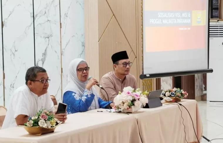 Plt Kepala Dinas Dikpora Kota Pariaman, Hertati Taher saat sosialisasikan progul Wali Kota dan Wakil Wali Kota Pariaman 2025-2030 kepada kepala SD dan SMP itu di Balairung rumah dinas Wali Kota Pariaman, Jumat (28/2/2025). IST