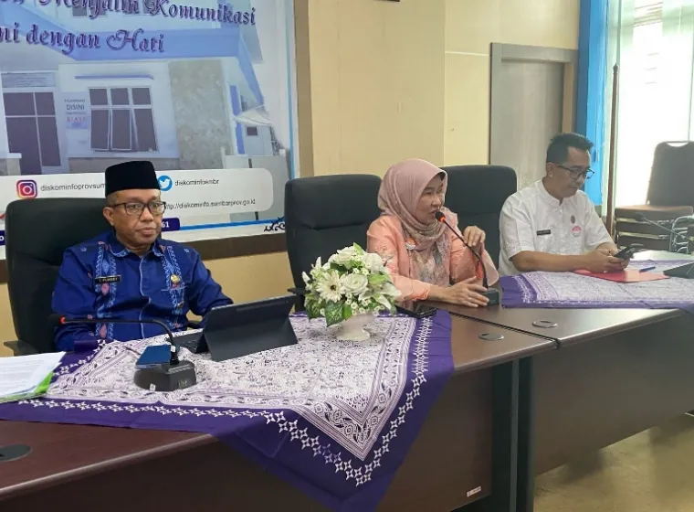 Kepala Dinas Lingkungan Hidup Sumbar, Tasliatul Fuadi ketika diskusi di aula Diskominfotik Sumbar, Jumat (21/3/2025). IST