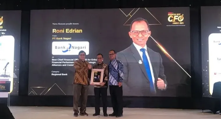 Direktur Keuangan Bank Nagari Roni Edrian ketika menerima Penghargaan Indonesia Best CFO Awards 2025. IST