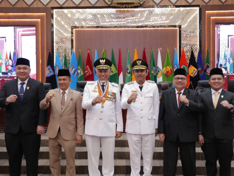 Ketua DPRD Sumbar, Muhidi bersama Gubernur dan Wakil Gubernur, Mahyeldi-Vasko dalam rapat paripurna, Senin (3/3/2025). IST
