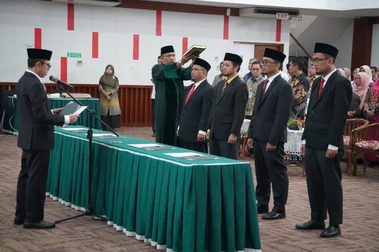Rektor Unand Efa Yonnedi, Ph.D resmi melantik dan mengambil sumpah jabatan direksi RS Unand periode 2025-2029 di Convention Hall Unand, Kamis (27/3/2025). IST