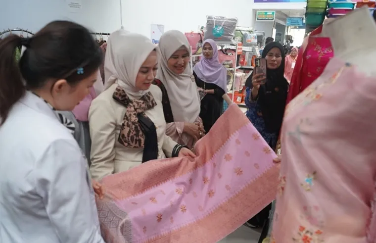 Ketua Dekranasda Kota Padang dr. Dian Puspita, Sp.JP, Ketua DWP Kota Padang Ny. dr. Vanny Andree Algamar, Sp.THT-BKL, Ketua DWP RSUP Dr. M. Djamil Ny Winanda Dovy saat meninjau stan bazar, Senin (17/3/2025). Humas RSUP Dr M Djamil