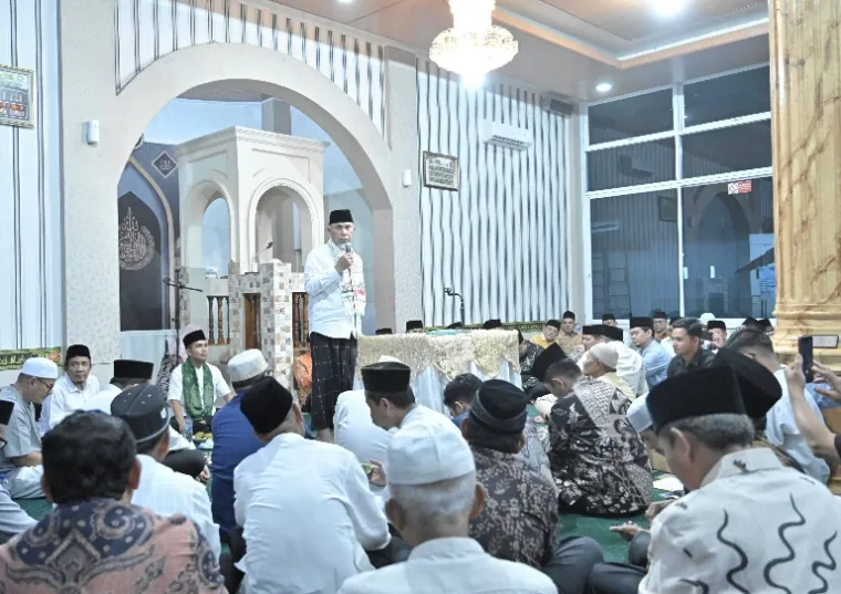 Gubernur Sumbar, Mahyeldi berikan tausiah soal ABS-SBK di Masjid Taqwa Lubuk Basung, Minggu malam (9/3/2025). IST
