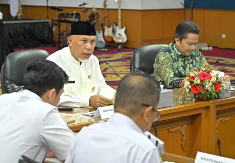 Gubernur Mahyeldi bersama Kepala Perwakilan BI Sumbar, Muhammad Abdul Majid Ikram saat rapat HLM tim TP2DD Sumbar, Rabu (12/3/2025). IST