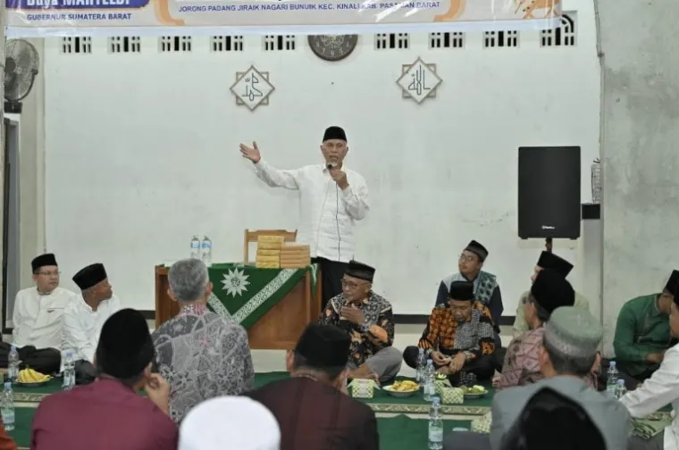 Gubernur Sumbar Mahyeldi saat safari Ramadan di Masjid Nurul Ikhlas, Jorong Simpang Ampek Kavlingan, Nagari Jambak Lingkuang Aua, Kecamatan Pasaman, Pasbar, Kamis malam (6/3/2025). IST