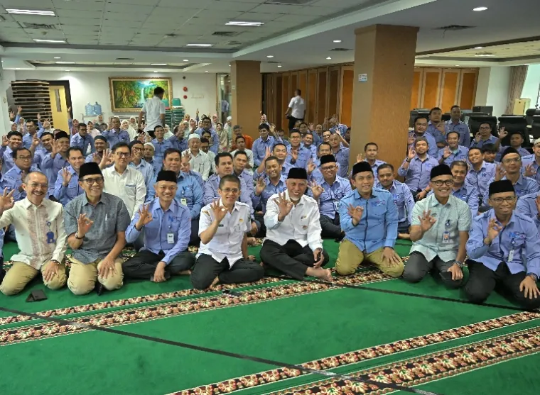 Gubernur Sumbar bersama direksi dan karyawan Bank Nagari cabang pusat sesuai berikan tausiah Ramadan, Rabu (5/3/2025). IST