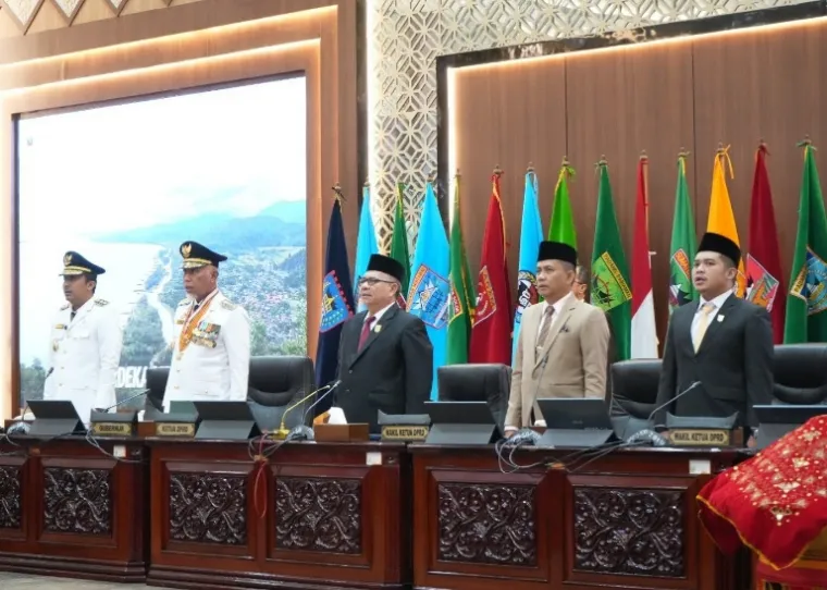 Gubernur dan Wakil Gubernur Sumbar, Mahyeldi-Vasko hadiri rapat paripurna DPRD Sumbar dalam agenda pidato pertamanya di ruang rapat utama DPRD Sumbar, Senin (3/3/2025). IST