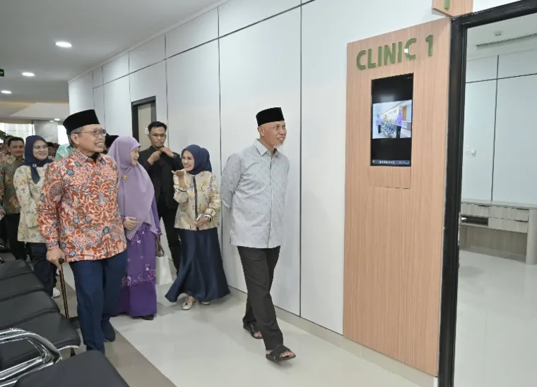 Gubernur Mahyeld meninjau beberapa ruangan perawatan yang ada di gedung baru Padang Eye Center (PEC), Sabtu (8/3/2025). IST