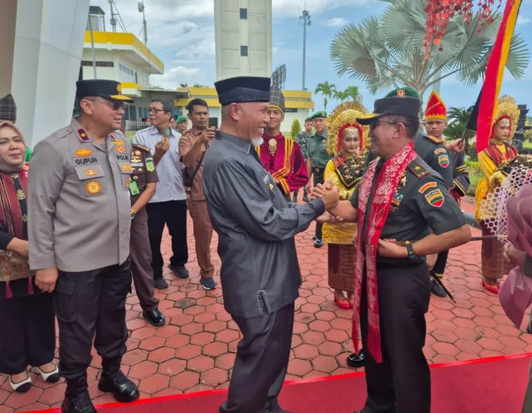 Gubernur Sumbar Mahyeldi menyambut kedatangan Danrem 032/Wirabraja yang baru, Brigjen TNI Mahfud beserta istri di BIM, Selasa (18/3/2025). IST