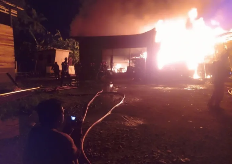 Api yang membakar gudang dan kantor penjualan ACP Akrilik Interior di daerah Jalan Surau Jambu Kelurahan Lubuk Lintah, Kecamatan Kuranji, Minggu malam (16/3/2025). IST