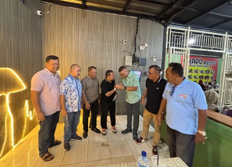 Suasana akrab jajaran Hiswana Migas Sumbar bersama insan pers saat silaturahmi dan buka bersama di salah satu tempat makan di Padang, Sabtu (29/3/2025). IST