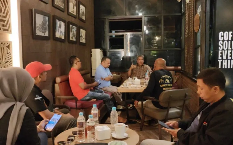 Suasana diskusi para jurnalis dengan akademisi Unand, Ir Insannul Kamil, M.Eng., Ph.D., IPU, ASEAN Eng., di salah satu kafe di Padang Kamis (6/3/2025). IST