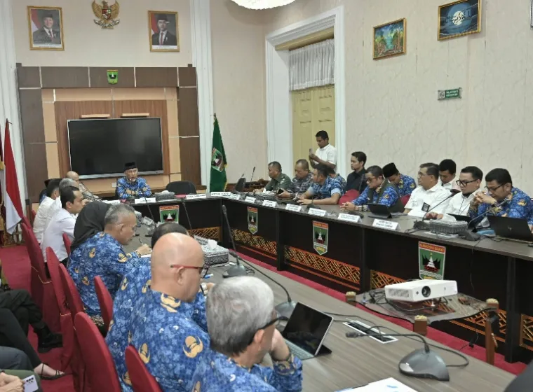 Gubernur Sumbar Mahyeldi saat memimpin FGD persiapan sambut lebaran dengan stakeholder terkiat, Senin (17/3/2025). IST