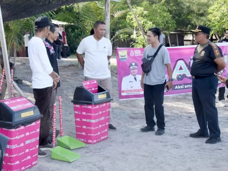 Wakil Wali Kota Pariaman, Mulyadi bersama pihak Smartfren disela goro bersihkan kawasan pantai di kawasan wosata pantai di Kota Pariaman, Rabu (26/2/2025). IST