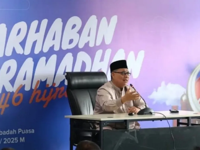 Ketua DPRD Sumbar, Muhidi, di Bank Nagari, berikan tausiah di kepada jajaran Bank Nagari di kantor pusat Bank Nagari di Padang, Rabu (5/3/2025) IST