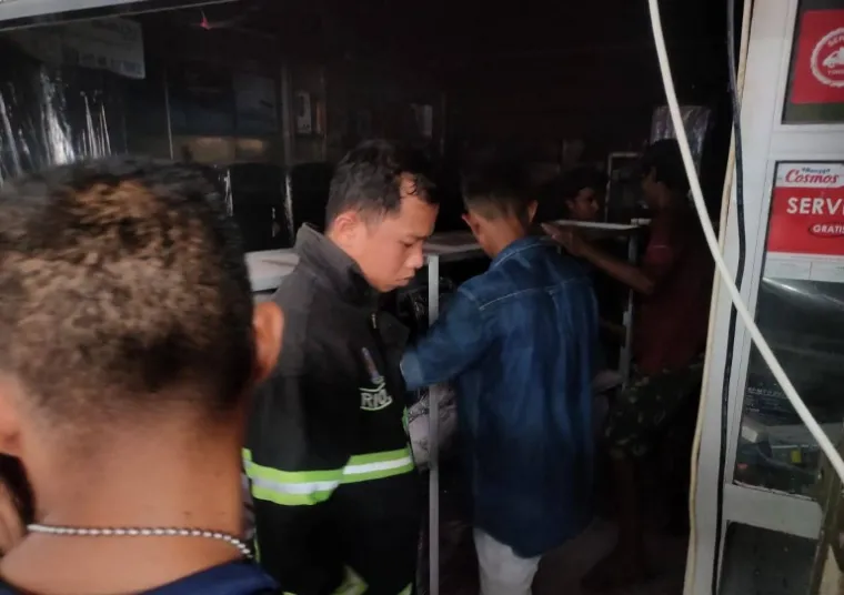 Petugas Damkar Padang memeriksa kondisi toko elektronik di Blok A Pasar Raya Padang pasca terbakar, Sabtu (15/3/2025). IST