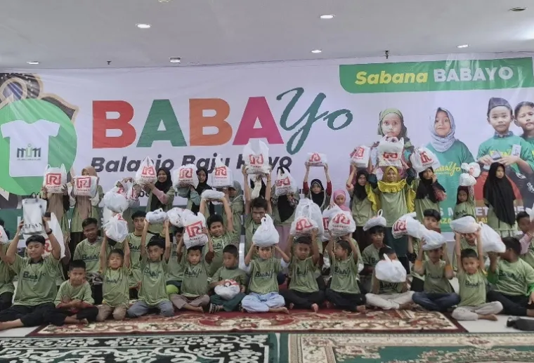Ratusan anak yatim, dhuafa, dan penghafal Al Quran terlihat gembira seusai beli baju lebaran melalui program BABAYO Lazis Mitra Umat Madani di Ramayana Plaza Andalas Padang, Rabu (26/3/2025). IST