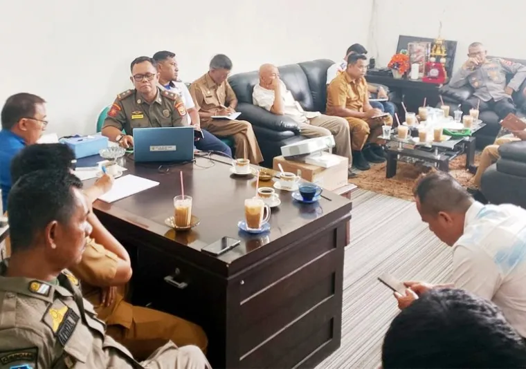 Kepala Satpol PP dan Damkar Kota Pariaman, Alfian pimpini rapat teknis persiapan penertiban PKL di Ruang Kerja Kepala Satpol PP dan Damkar Kota Pariaman, Selasa (25/2/2925). IST