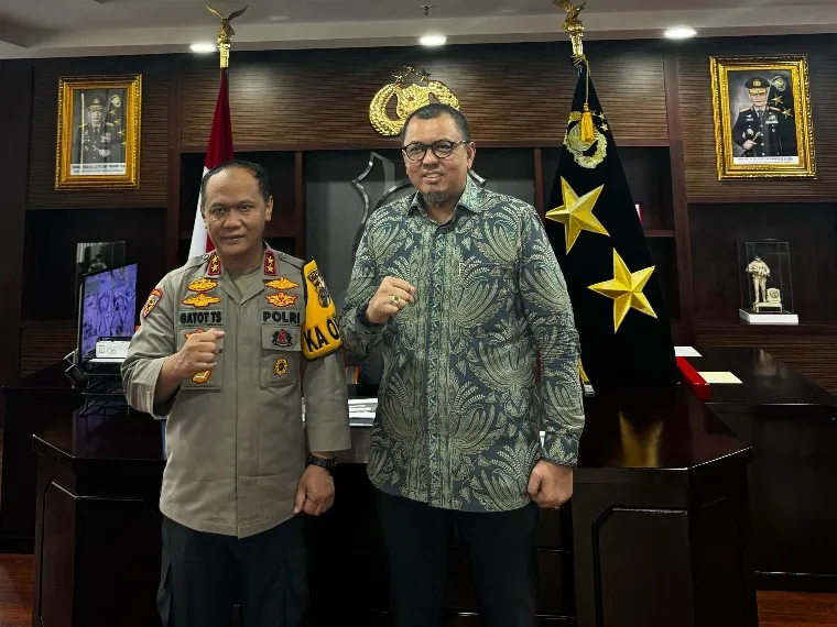 Ketua DPW Ikatan Keluarga Minang (IKM) Jakarta, Braditi Moulevey bersama Kapolda Sumbar, Irjen Dr Gatot Tri Suryanta. IST
