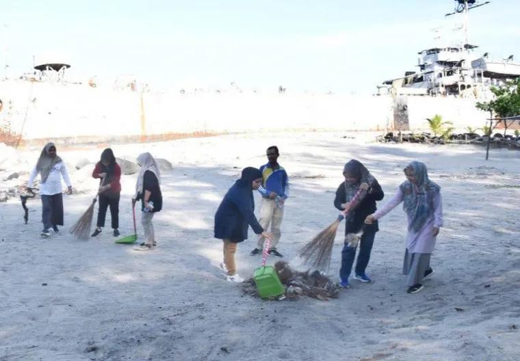 Staf dari salah satu OPD di Pemko Pariaman lakukan kegiatan Gerakan Satu Jam Menyapu (GSM) di kawasan Pantai Talao, Rabu pagi(26/2/2025). IST