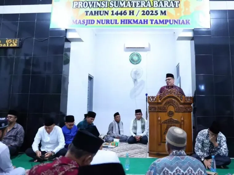 Ketua DPRD Sumbar, Muhidi berikan penjelasan seputar pembangunan Sumbar kedepan saat Safari Ramadan di Masjid Nurul Hikmah Tampuniak Kenagarian Pauh Lubuak Sikaping, Kabupaten Pasaman, Sabtu malam (8/3/2025) kemarin. IST