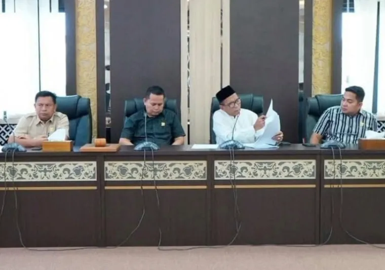 Terlihat ketua tim pakar DPRD Sumbar, Muhammad Nurnas beberkan tujuan dari Inpres Nomor 1 Tahun 2025 pada DPRD Dharmasraya, Jumat (14/3/2025). IST