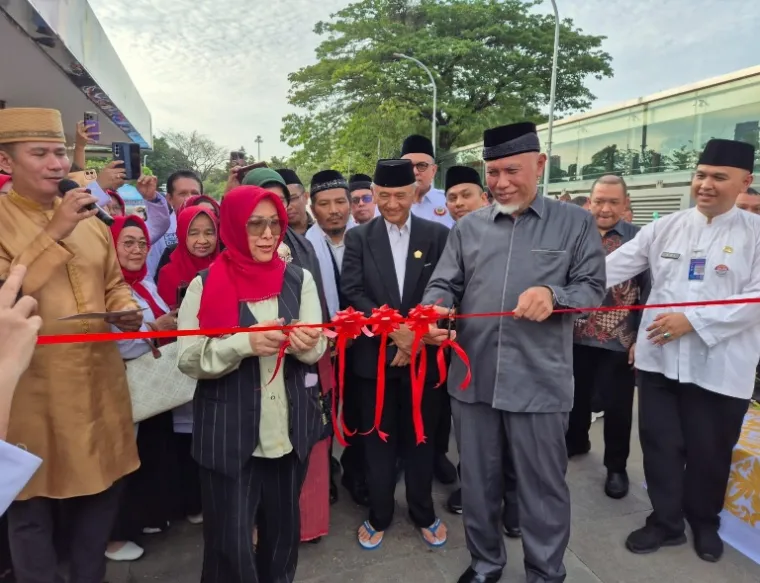 Gubernur Sumbar Mahyeldi saat membuka iven Minang Day di Masjid Istiqlal, Jakarta Selasa (18/3/2025). IST