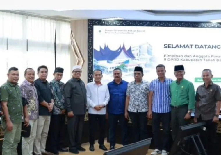 Wakil Ketua Komisi III DPRD Sumbar, Mochklasin, foto bersama dengan anggota Pansus II DPRD Kabupaten Tanahdatar seusai diskusi terkait pembahasan LKPJ Bupati setempat di Padang, Rabu (13/3/2025). IST