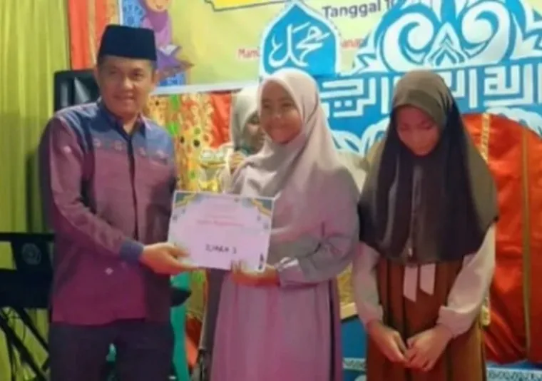 Wakil Ketya DPRD Provinsi Sumbar Evi Yandri Rajo Budiman serahkan hadiah kepada salah seorang pemenang MTQ Masjid Quba Kampung Pinan,  Sabtu malam (15/3/2025). IST