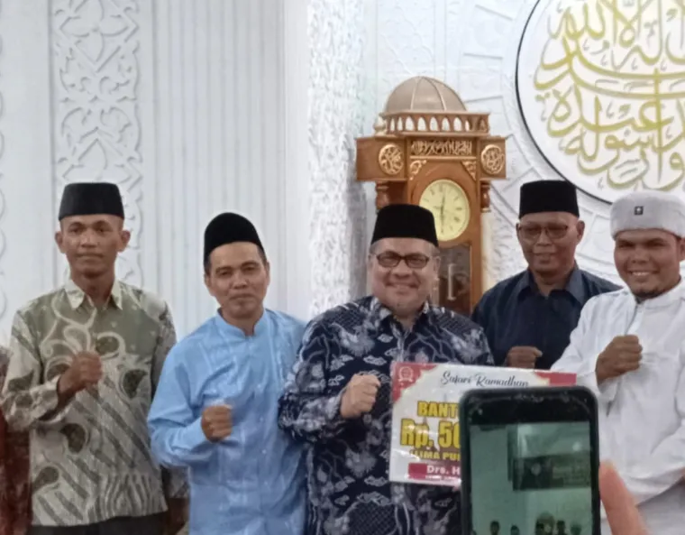 Ketua DPRD Sumbart, Muhidi serahkan bantuk kepada pengurus Masjid Al Muhajirin, Perumahan Nuansa Indah III, Kelurahan Koto Panjang Ikua Koto, Padang, Minggu malam (16/3/2025). IST
