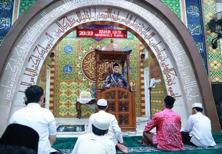 Ketua DPRD Sumbar Muhidi berikan tausiah dan paparkan program pembangunan Sumbar lima tahun kedepan saat Safari Ramadan di Masjid Darussalam, Cendana Mata Air, Senin malam (10/3/2025). IST