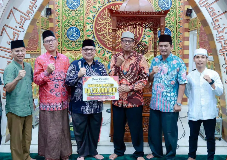 Ketua DPRD Sumbar Muhidi salurkan bantuan keagamaan untuk Masjid Darussalam komplek Cendana Mata Air, Senin malam (10/3/2025). IST