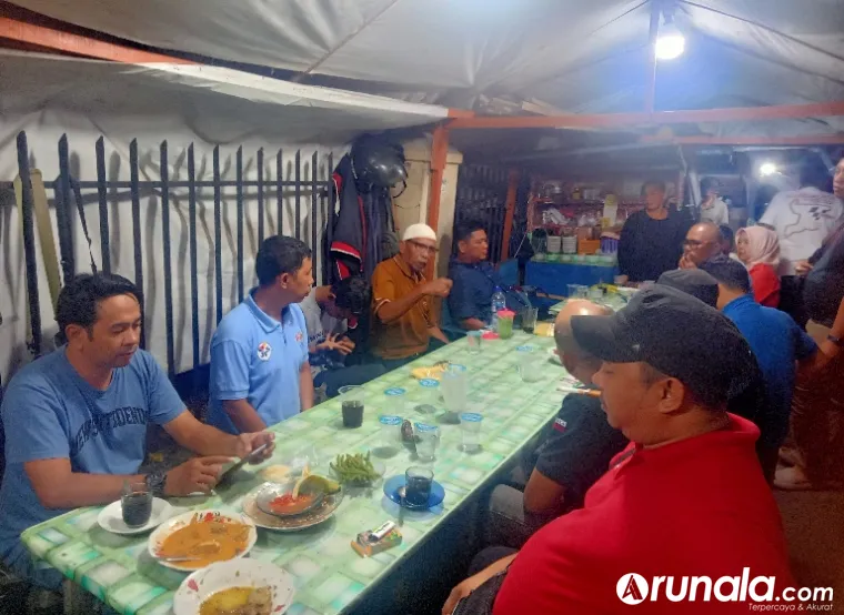 Acara buka puasa bersama anggota grup WhatsApp Teh Talua Padang, Rabu malam (19/3/2025). (dok : arunala.com)