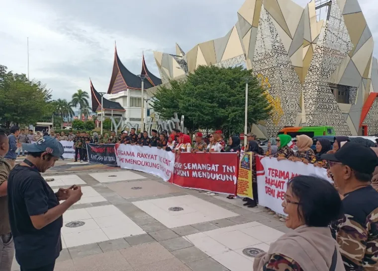 Gabungan ormas dan organisasi kepemudaan dan lainnya gelar aksi damai sebagai bentuk dukungan mereka terhadap RUU TNI, di Padang, Sabtu (29/3/2025). IST