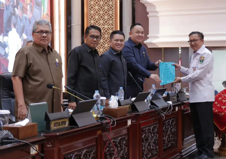 Wakil Ketua DPRD Sumbar Nanda Satria menerima isi jawaban Pemprov Sumbar terkait pandangan fraksi soal Ranperda SPBE dari Pj Sekprov Sumbar, Yozarwardi, Rabu pagi (26/2/2025). IST