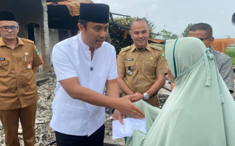 Wagub Sumbar, Vasko Ruseimy saat berikan bantuannya kepada Sarima, warga Jorong Taluak Dalam, Nagari Alahan Panjang, Kabupaten Solok, Senin (10/3/2025). IST