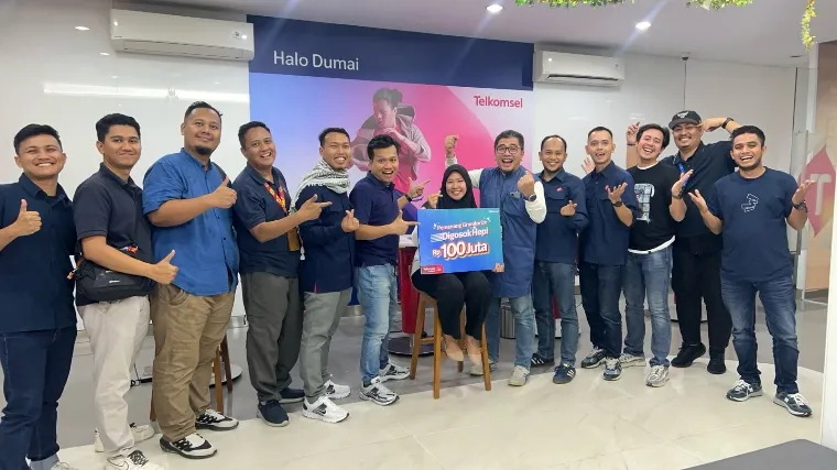 Penyerahan hadiah Grand Prize THR Lebaran senilai Rp100 juta kepada salah satu pemenang program Digosok Hepi, Wanda Etin Qanitasari, pelanggan Telkomsel yang berasal dari Kuantan Singingi. IST