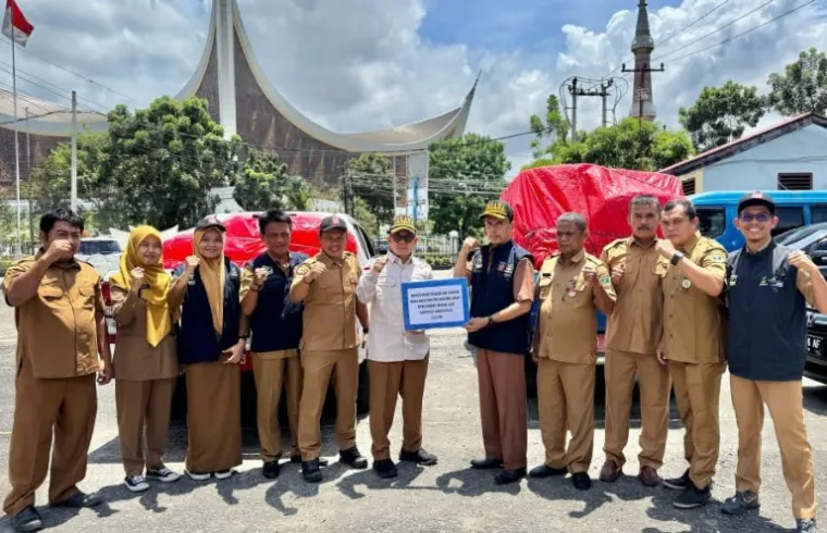 Tim dari Dinsos Sumbar bersiap antarkan bantuan beras dan lainnya dari pemprov untuk Kabupaten Dharmasraya dan Kabupaten Limapuluh, Selasa (4/3/2025). IST