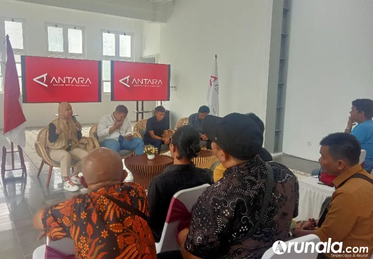 Rombongan wartawan dari FWP DPRD Sumbar saat diskusi dengan awak redaksi LKBN Antara di kantornya, Jumat (14/3/2025). (dok : arunala.com)