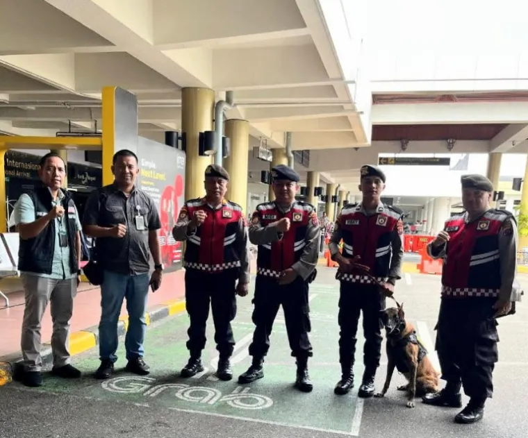 Anggota Polda Sumbar dengan anjing pelacak (K9) guna antisipasi peredaran narkoba melalui BIM. IST