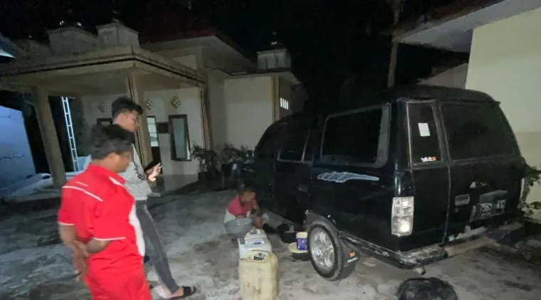Saat tim Unit III Subdit IV Ditreskrimsus Polda Sumbar mencegat sebuah minibus yang kedapatan punya tangki tambahan, Senin (10/3/2025). IST