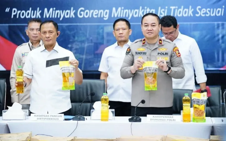 Dirtipideksus Bareskrim Polri gelar prescon terkait pengungkapan kasus pengemasan ulang minyak goreng di Mabes Polri, Selasa (11/3/2025). IST