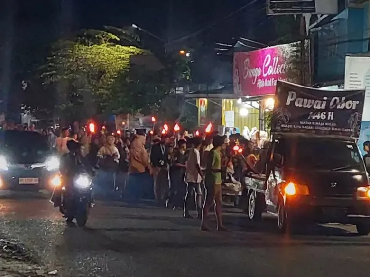 Pawai ta'aruf dengan membawa obor terlihat di ruas Jalan Raya Siteba, Kota Padang, Minggu malam (30/3/2025). (dok : arunala.com)