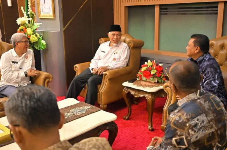 Gubernur Sumbar Mahyeldi saat dialog dengan Dirut PT Garam, Abraham Mose di Padang, Rabu siang (5/3/2025). IST